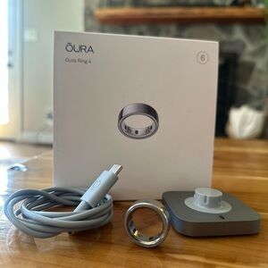 Oura Ring 4 Size 6 Silver with Charging Dock and USB-C Cable